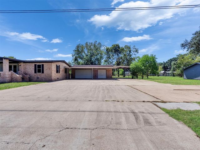 817 Westview Street, West Columbia, TX 77486