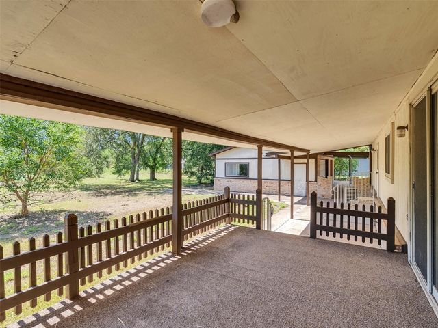 817 Westview Street, West Columbia, TX 77486