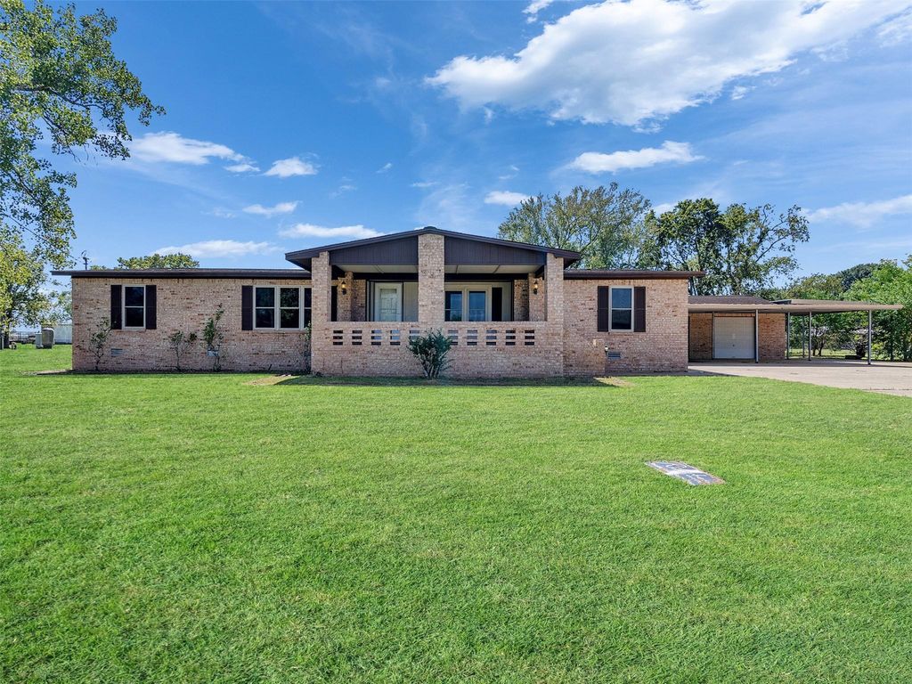 817 Westview Street, West Columbia, TX 77486