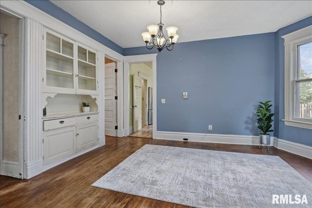 815 S DOUGLAS Avenue, Springfield, IL 62704