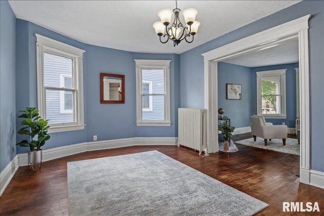 815 S DOUGLAS Avenue, Springfield, IL 62704