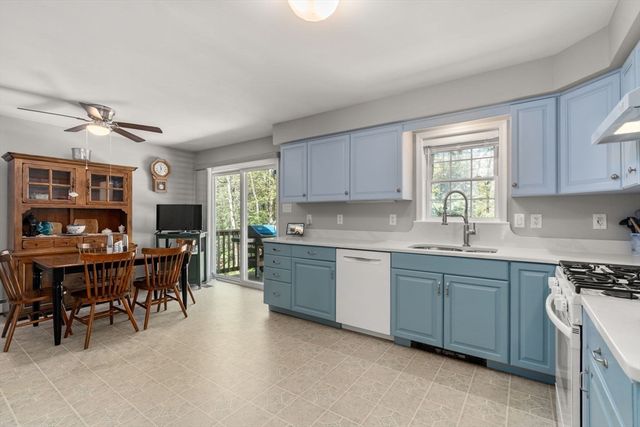 9 Lois Ln, Holland, MA 01521