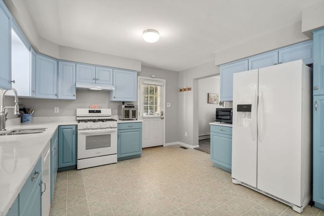 9 Lois Ln, Holland, MA 01521
