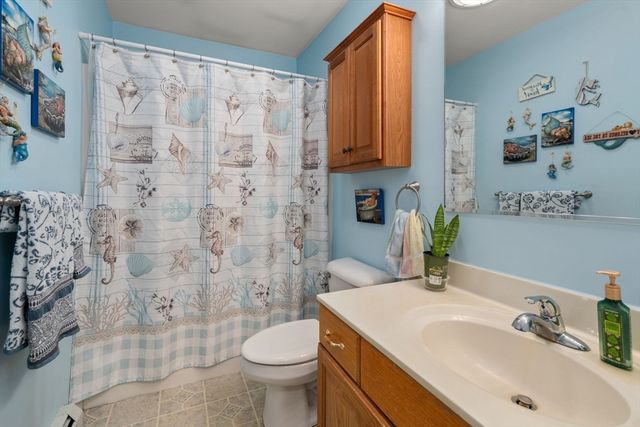 9 Lois Ln, Holland, MA 01521