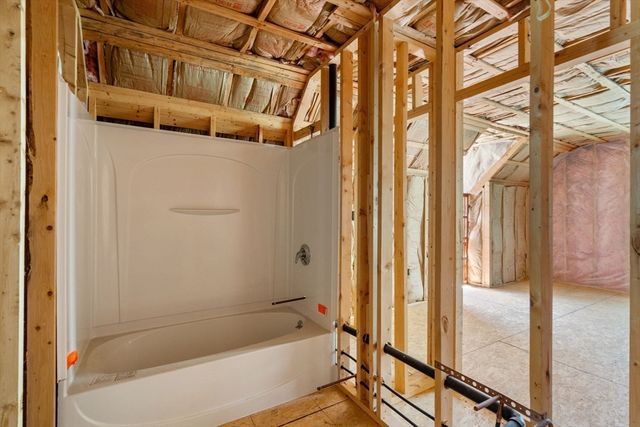 9 Lois Ln, Holland, MA 01521
