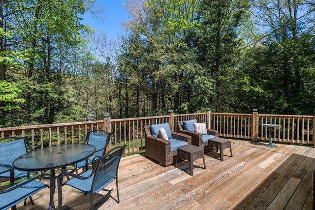 9 Lois Ln, Holland, MA 01521