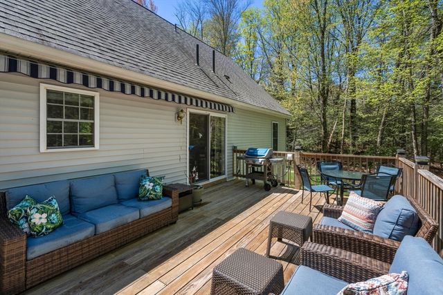 9 Lois Ln, Holland, MA 01521