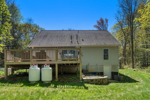 9 Lois Ln, Holland, MA 01521