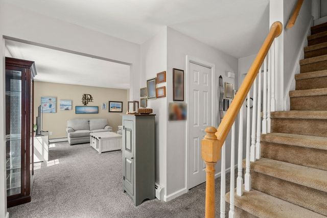 9 Lois Ln, Holland, MA 01521