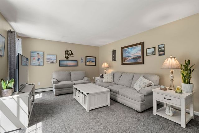 9 Lois Ln, Holland, MA 01521