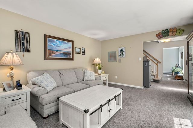 9 Lois Ln, Holland, MA 01521