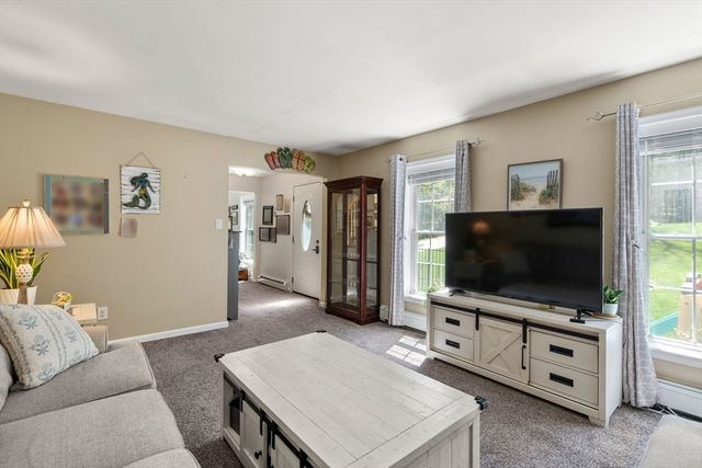 9 Lois Ln, Holland, MA 01521