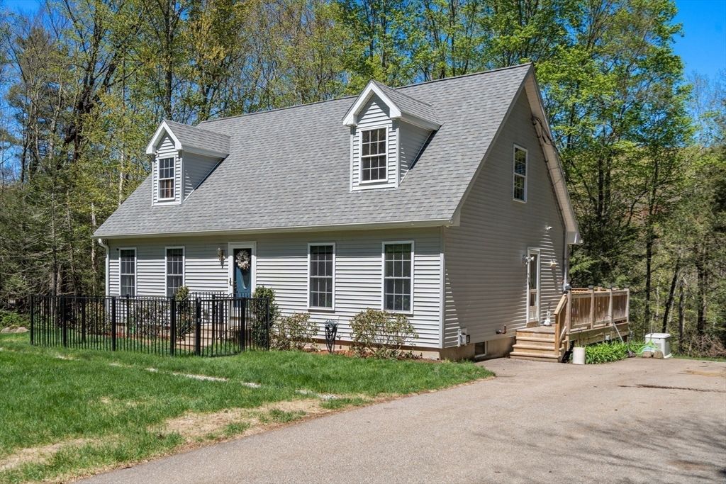 9 Lois Ln, Holland, MA 01521