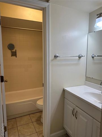 1126 Rue La Chelle Walk 1126, Creve Coeur, MO 63141