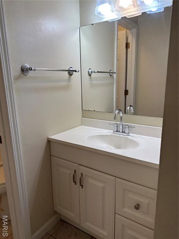 1126 Rue La Chelle Walk 1126, Creve Coeur, MO 63141