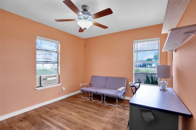 1607 E 4th ST, Taylor, TX 76574