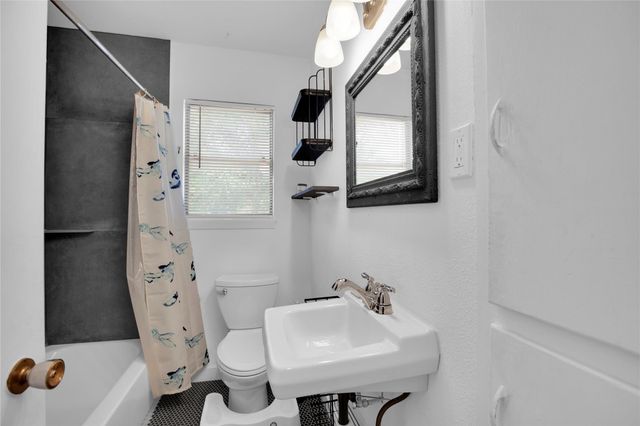 1607 E 4th ST, Taylor, TX 76574