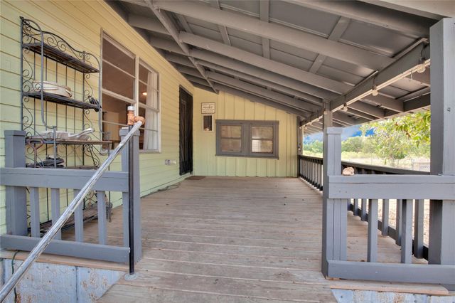 1607 E 4th ST, Taylor, TX 76574