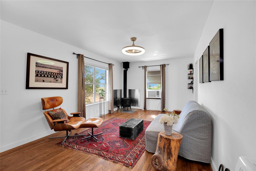 1607 E 4th ST, Taylor, TX 76574