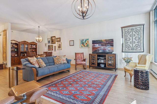 215 10th Avenue S 211, Minneapolis, MN 55415