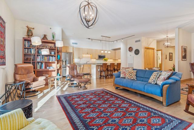 215 10th Avenue S 211, Minneapolis, MN 55415