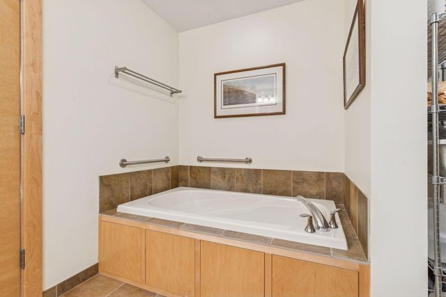 215 10th Avenue S 211, Minneapolis, MN 55415