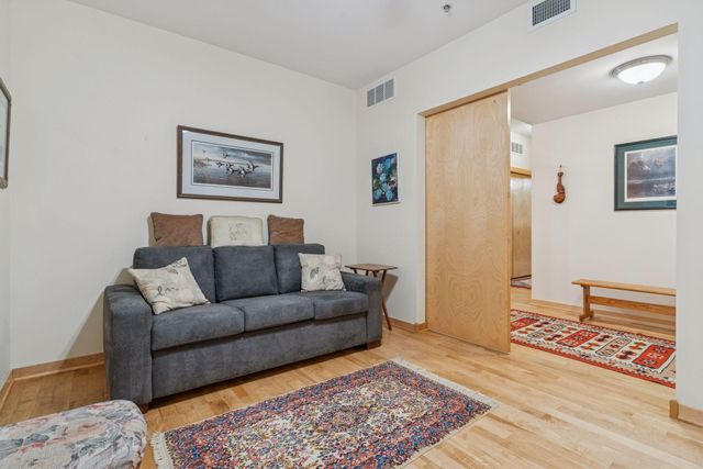 215 10th Avenue S 211, Minneapolis, MN 55415