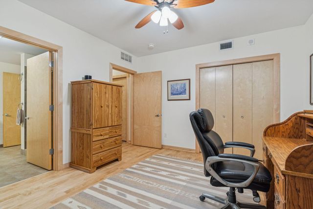 215 10th Avenue S 211, Minneapolis, MN 55415