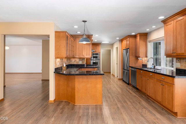 734 NW Midland Avenue, Grants Pass, OR 97526
