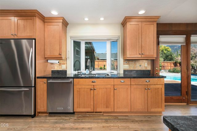 734 NW Midland Avenue, Grants Pass, OR 97526