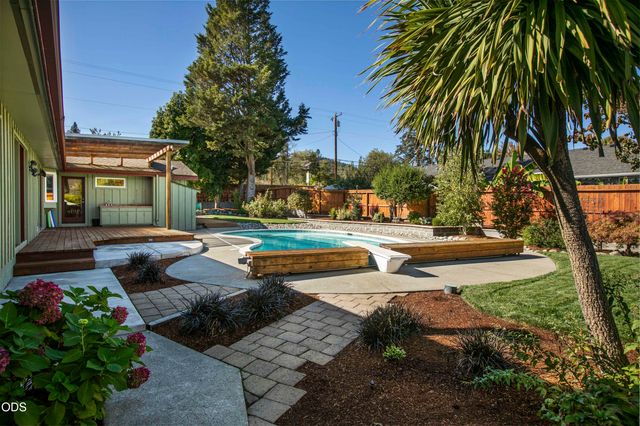 734 NW Midland Avenue, Grants Pass, OR 97526