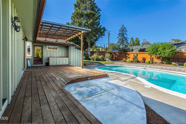 734 NW Midland Avenue, Grants Pass, OR 97526