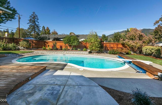 734 NW Midland Avenue, Grants Pass, OR 97526