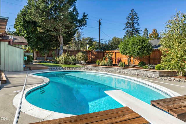 734 NW Midland Avenue, Grants Pass, OR 97526