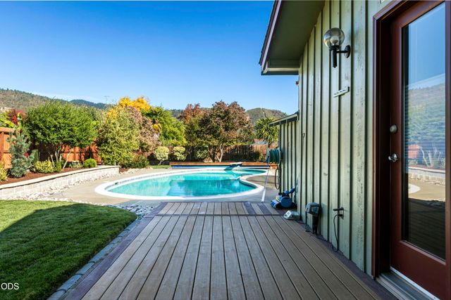 734 NW Midland Avenue, Grants Pass, OR 97526