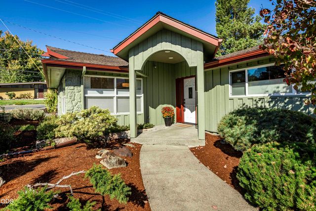 734 NW Midland Avenue, Grants Pass, OR 97526