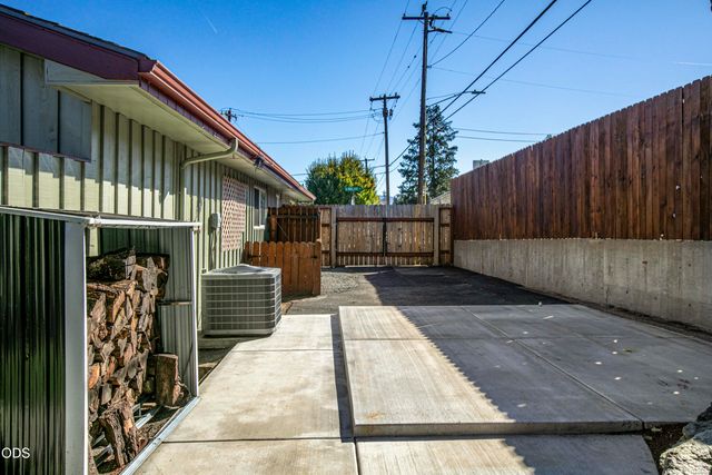 734 NW Midland Avenue, Grants Pass, OR 97526