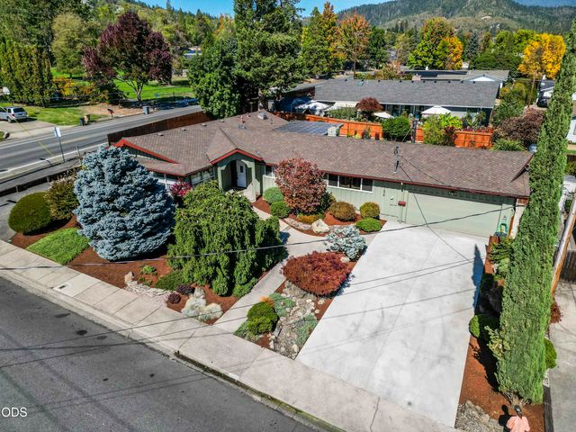 734 NW Midland Avenue, Grants Pass, OR 97526