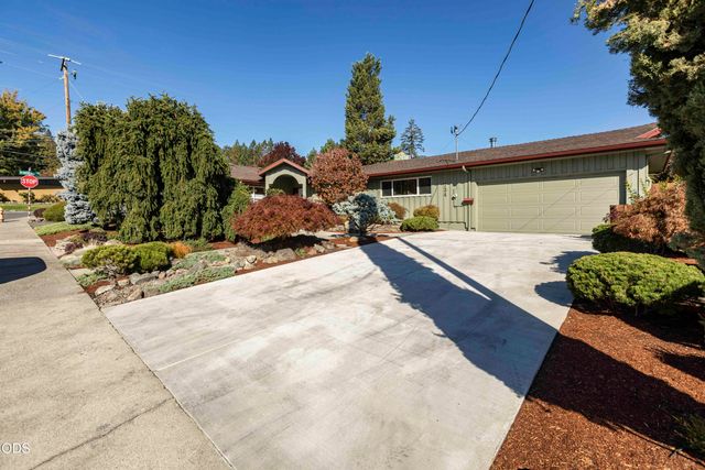 734 NW Midland Avenue, Grants Pass, OR 97526