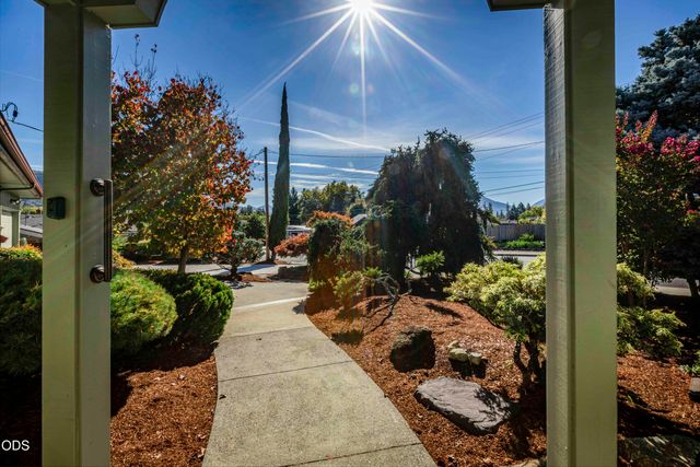 734 NW Midland Avenue, Grants Pass, OR 97526