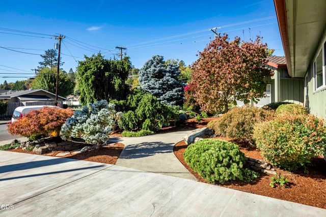 734 NW Midland Avenue, Grants Pass, OR 97526