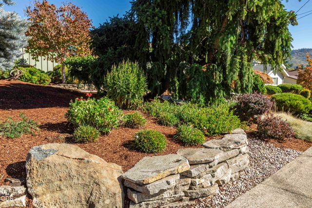 734 NW Midland Avenue, Grants Pass, OR 97526