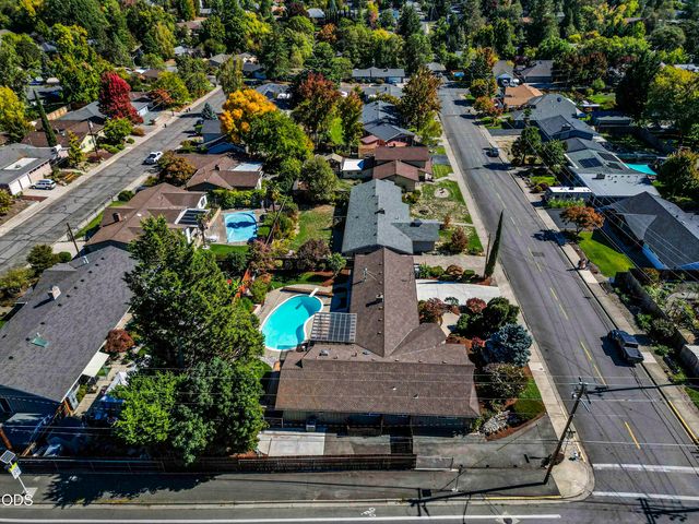 734 NW Midland Avenue, Grants Pass, OR 97526