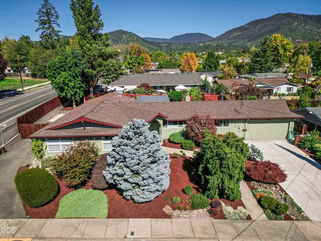 734 NW Midland Avenue, Grants Pass, OR 97526