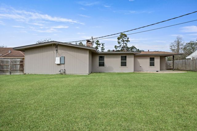 29 Knotty Pine Lane, Orange, TX 77630