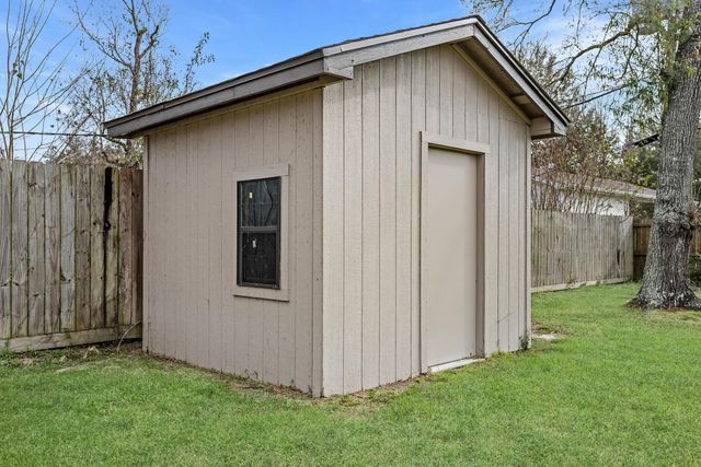 29 Knotty Pine Lane, Orange, TX 77630