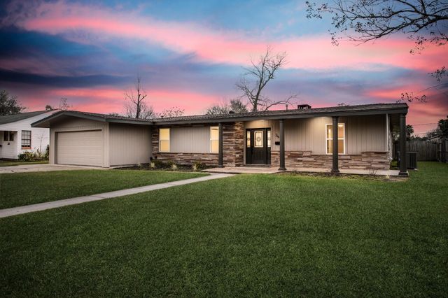 29 Knotty Pine Lane, Orange, TX 77630