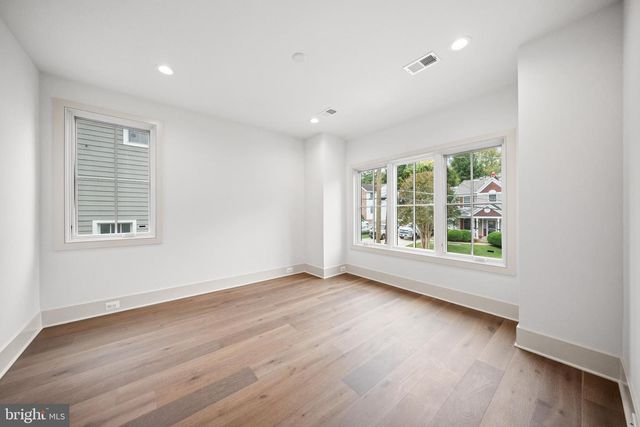 2133 N OAKLAND ST, Arlington, VA 22207