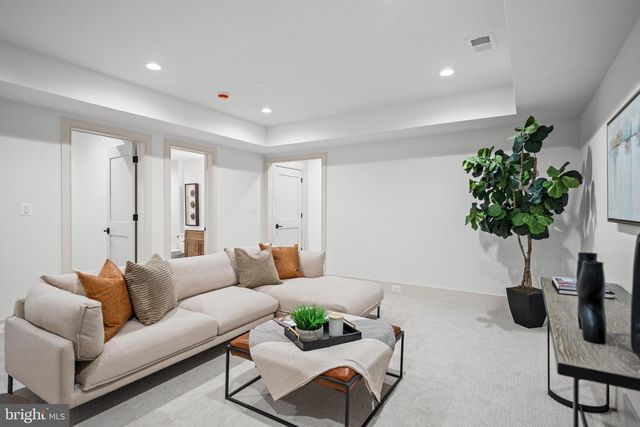 2133 N OAKLAND ST, Arlington, VA 22207