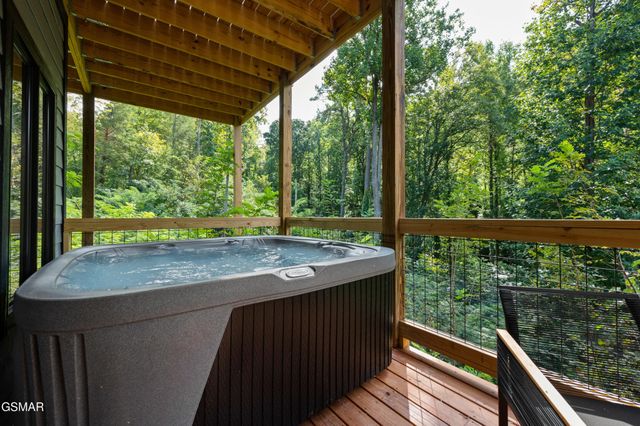 303 Beech Ridge Lane, Gatlinburg, TN 37738